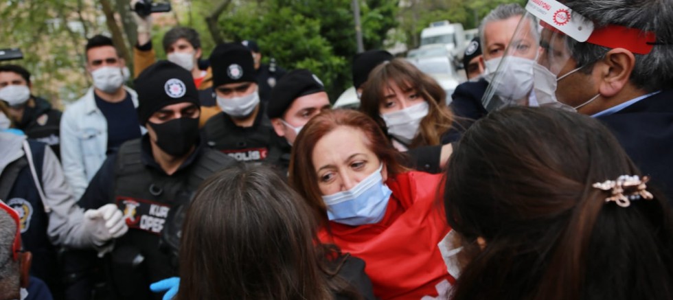 1 Mayıs Çelenk’ini Parçalayan Polis DİSK Başkanı Arzu Çerkezoğlu ve yanındakileri zorla gözaltına aldı