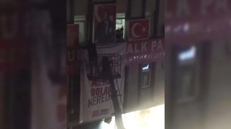 128 Milyar Nerede Afişleri Gece Yarsı Toplatıldı