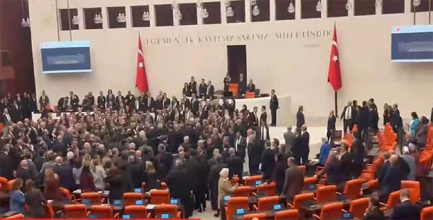2026 Bütçesi Meclis’ten Geçti, Genel Kurul Karıştı: CHP ile AKP Arasında Kavga