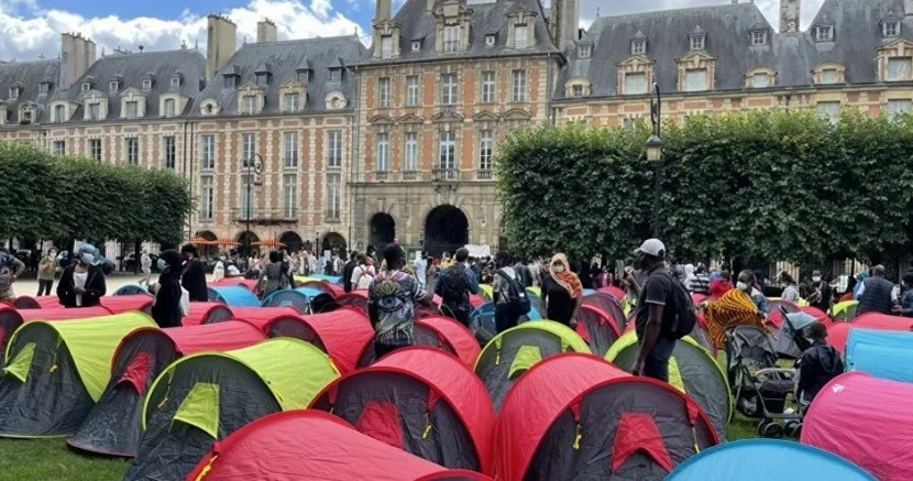 400 evsiz, 'onurlu barınma' talebiyle Paris'in en turistik yerlerinden Vosges Meydanı'nda çadır kurdu