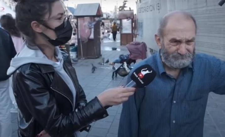 74 yaşında hasta haliyle kâğıt toplayan vatandaş hem ağladı hem ağlattı (VİDEO)