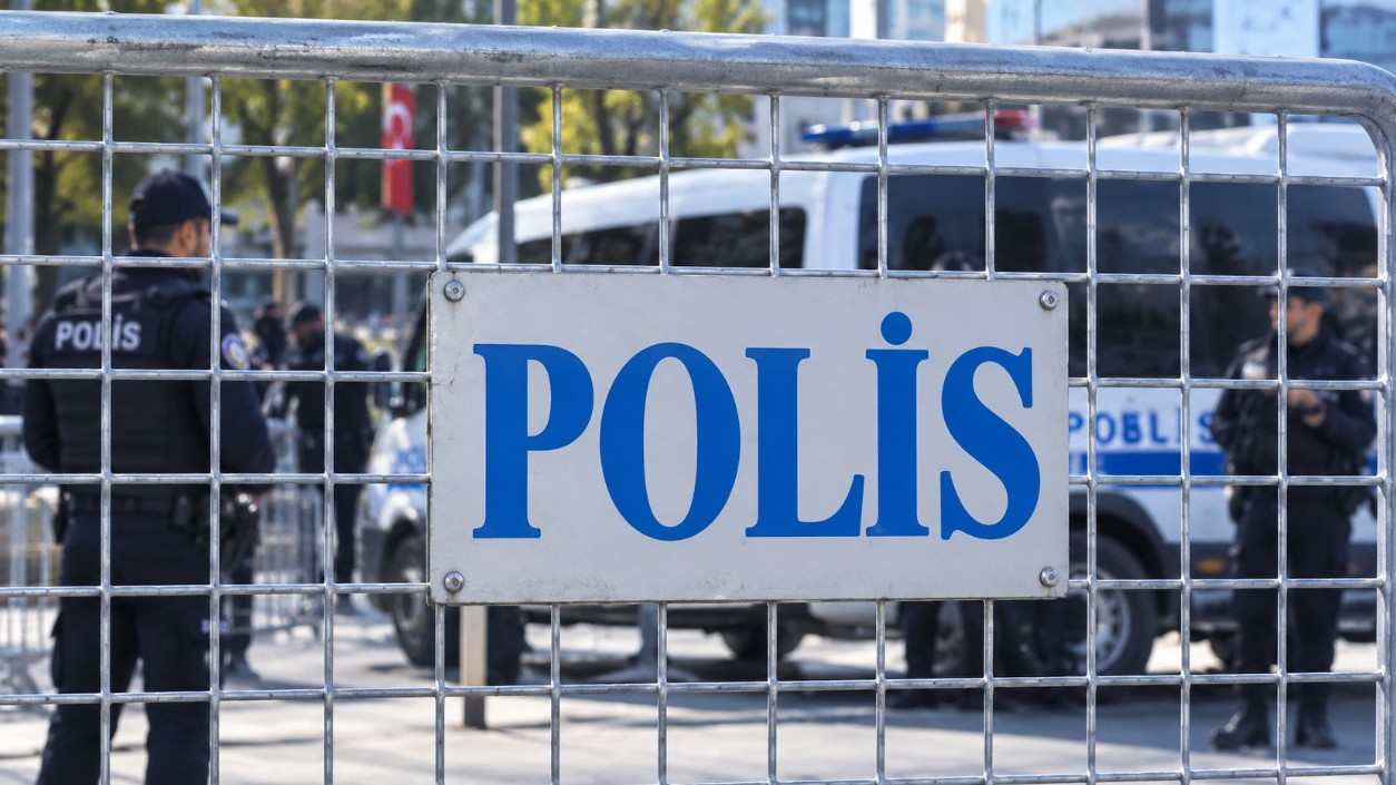Antalya Emniyetinde Rüşvet Operasyonu: Eski ve Yeni Narkotik Müdürleri Gözaltında