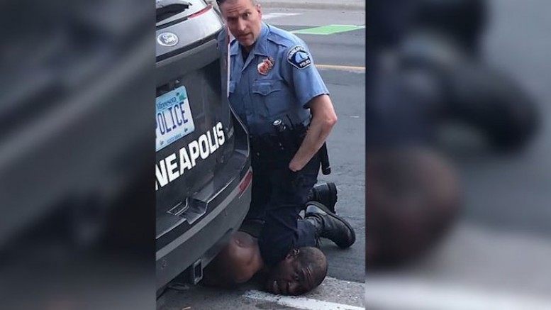 ABD'nin Minneapolis kentinde ırkçı Polis şüpheliyi boğarak öldürdü (VİDEO)