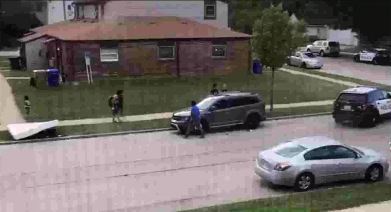 ABD'nin Wisconsin eyaletinde polis bir siyahiyi arkadan 7 el ateş ederek  vurdu (VİDEO)