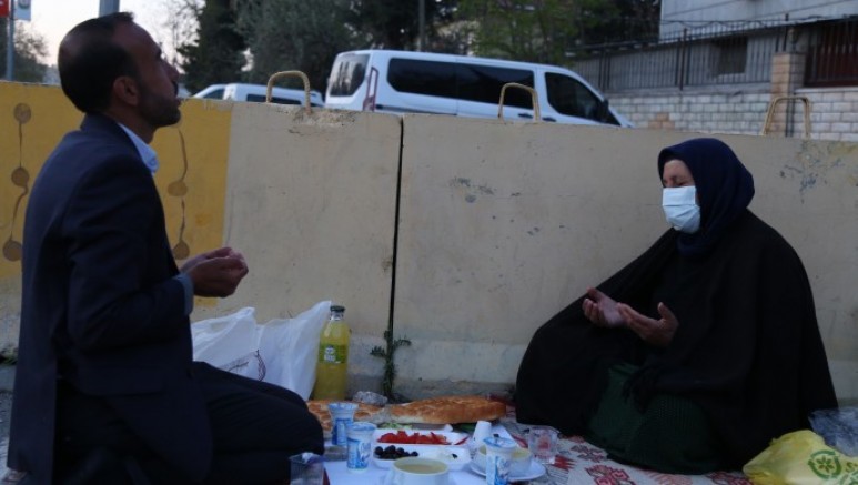 Adalet arayışında olan Şenyaşarlar ilk iftarlarını adliye önünde açtı
