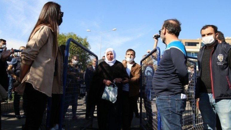 Adalet mücadelesini sürdüren Şenyaşar ailesi, nöbetin 301’inci gününde İstanbul’da