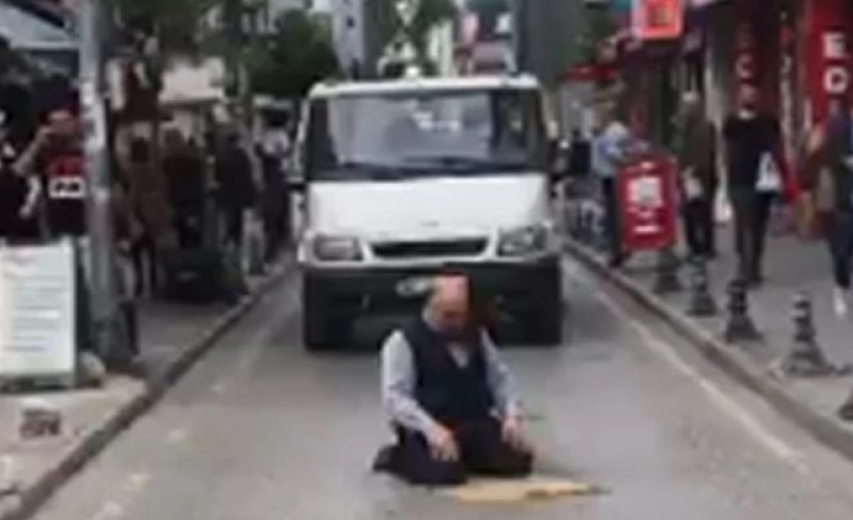 Adımbaşı bir caminin olduğu ülkemizde cadde ortasında namaz şov