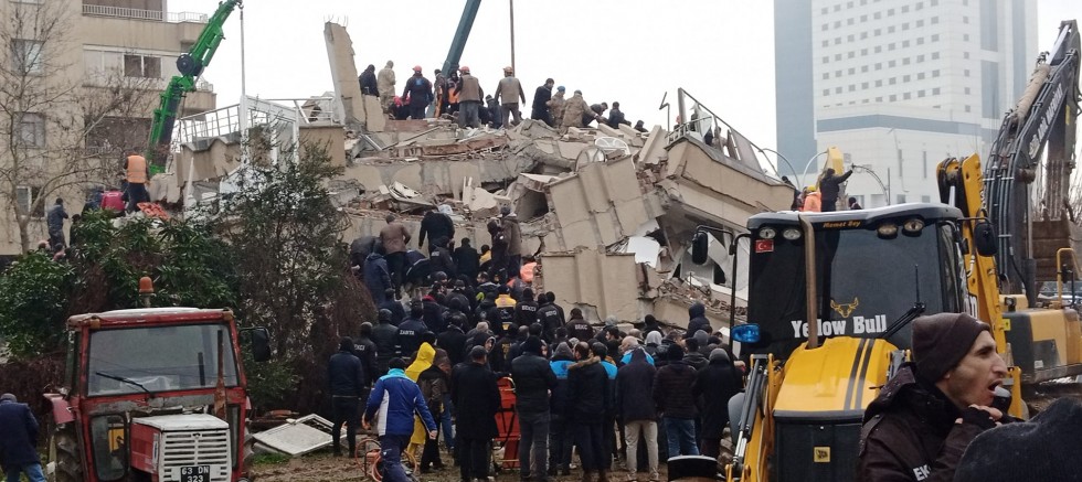 AFAD'dan deprem ile ilgili ilk açıklama | 76 ölü, 440 yaralı