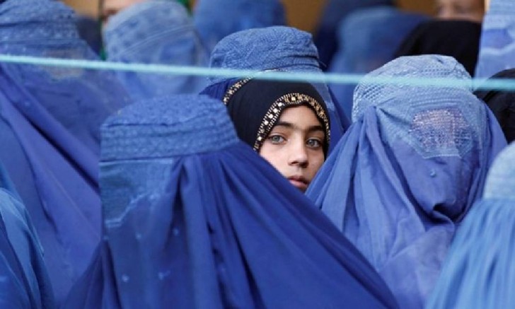 Afganistan’da Taliban Kadınların eğitim alabilmeleri ve çalışabilmeleri için hicab şartı getirdi
