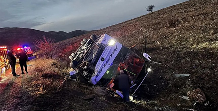 Afyonkarahisar’ın Dinar İlçesinde Otobüs Kazası: 2 Ölü, 21 Yaralı