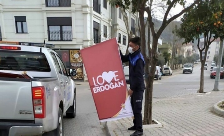AK Parti’den ‘Love Erdoğan' pankartlarının kaldırılmasına tepki