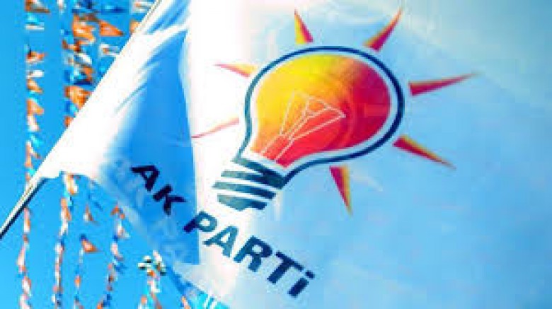 AKP’de üç istifa birden!
