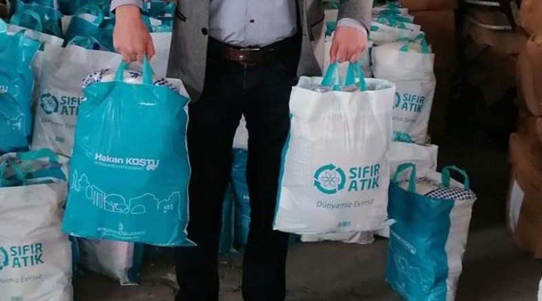 AKP’li Başkan Deprem yardımlarını 6 ay saklayıp kendi adını yazdığı torbalarda Ramazan kolisi yaptı!