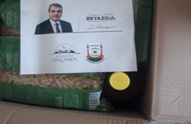 AKP’li belediye yurttaşlara içinde kendi fotoğraflarının yer aldığı makarna kolileri gönderdi
