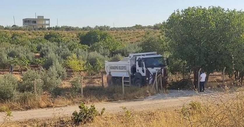 AKP’li belediyenin kamyonu özel mülkiyet alanına kum dökerken görüntülendi