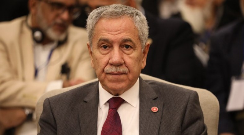 AKP-MHP İttifakına ters düsen Bülent Arınç istifa etti 