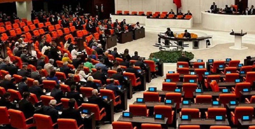 AKP’nin 10. Yargı Paketi Tartışma Yarattı: Muhalefet “İfade Özgürlüğüne Darbe” Dedi