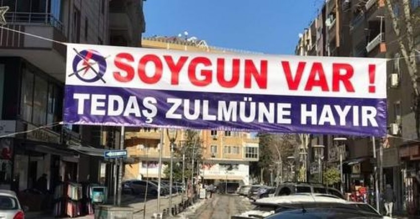 AKP’nin kalesinde esnaf pankart astı: Soygun var, TEDAŞ zulmüne hayır (VİDEO)