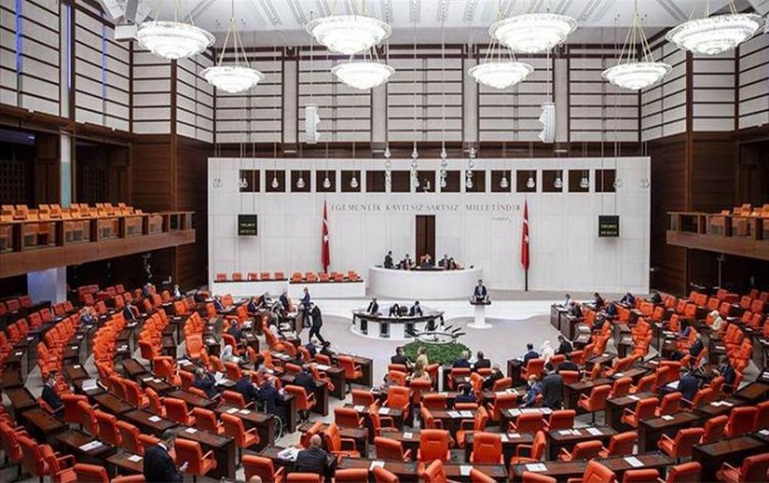 AKP ve MHP çıplak aramayla ilgili verilen önergeyi reddetti