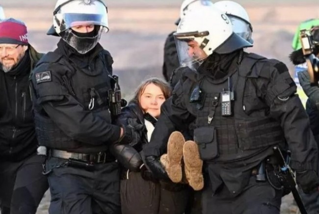 Aktivist Greta Thunberg gözaltına alındı