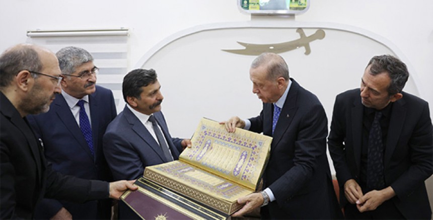 Alevi Cemevinde Erdoğan’a Kuran hediye edildi 