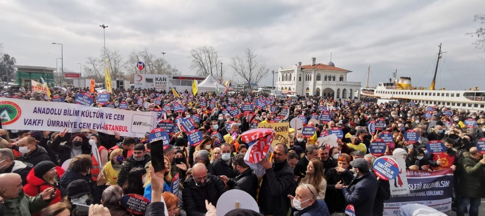 Aleviler Demokrasi ve Laiklik şiarıyla birçok kentte alanlar indi 