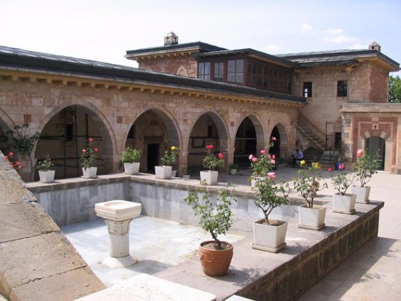 Aleviler tepki Gösterdi: Diyanet Hacıbektaş anmalarını Ankara'ya aldı