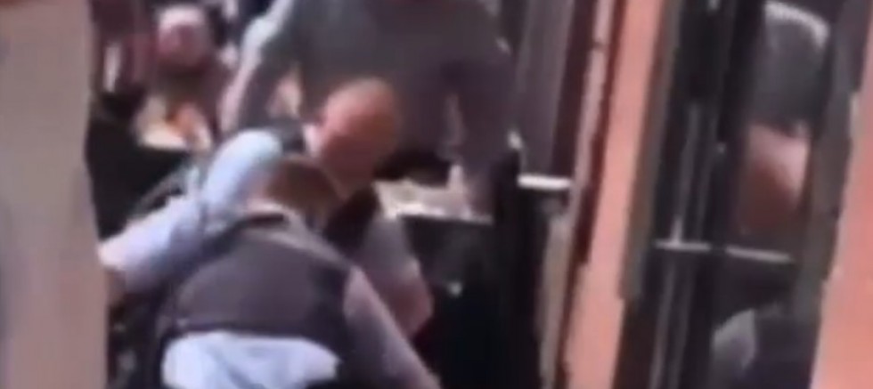 Alman polisi sokak ortasında işkenceyle adam öldürdü 