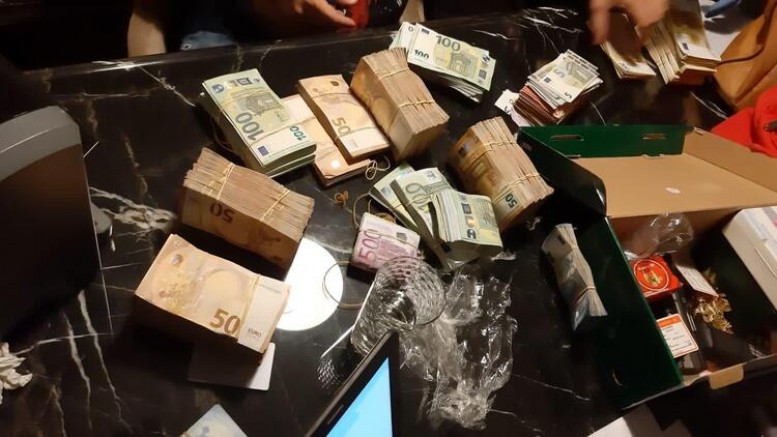 Alman vatandaşlarını dolandıran 31 çete mensubu İzmir’de yakalandı