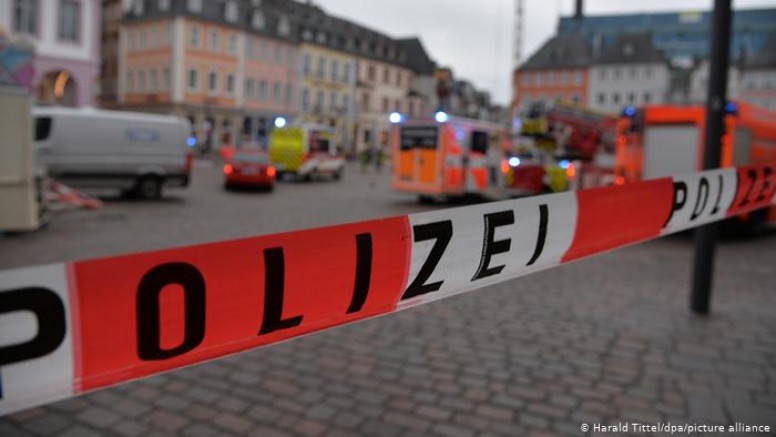 Almanya’da araç yayaların arasına daldı: 2 kişi yaşamını yitirdi yaralılar var 