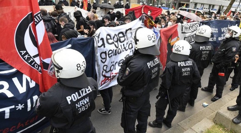 Almanya'da polis, copla gazetecilere saldırdı