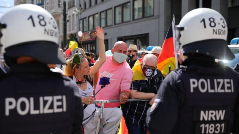 Almanya’nın başkenti Berlin'de koronavirüs önlemlerine karşı protestoya binlerce kişi katıldı