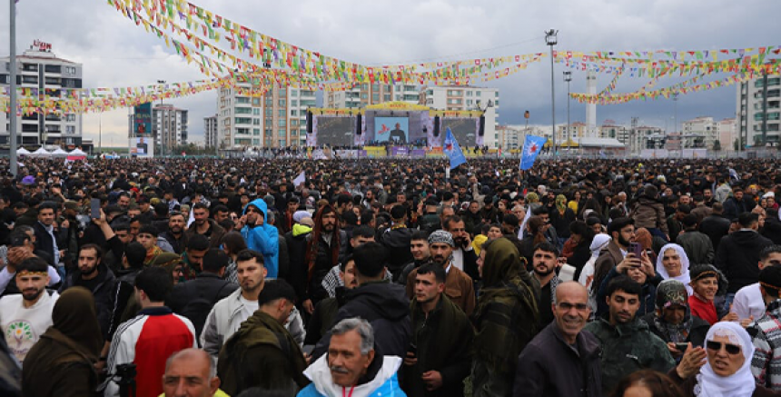 Amed’de Yüzbinler Newroz Alanında: “Özgürlük ve Demokrasi” Sloganı Yükseldi