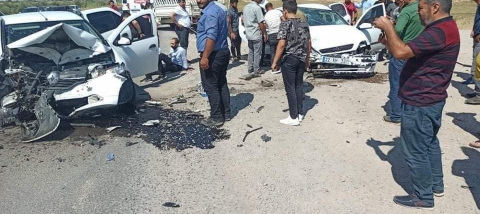 Araçlar kafa kafaya çarpıştı: 2’si ağır 3 yaralı