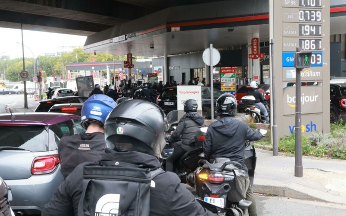 Aratan Kuyruklar nedeniyle Fransa'da hükümet akaryakıt grevinde 