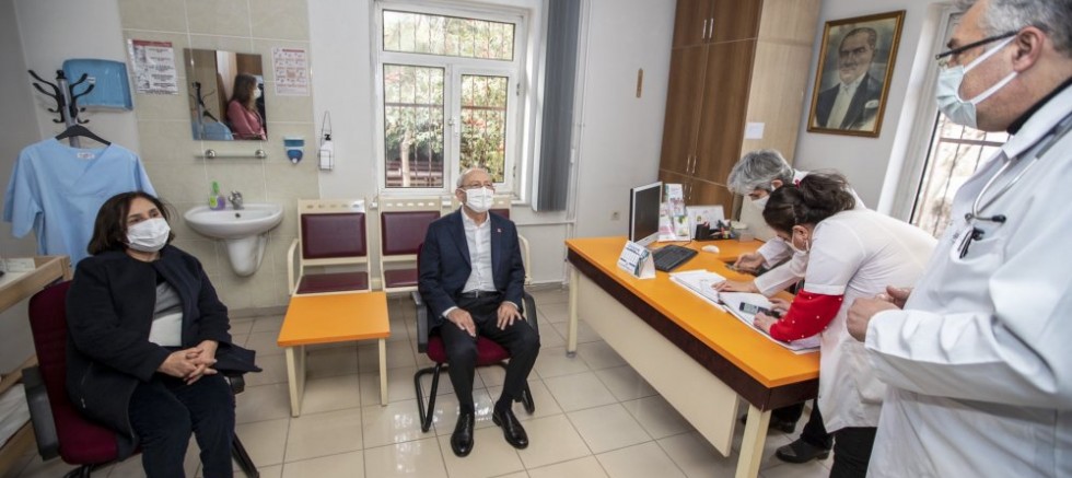 Aşı Sırası gelen Kemal Kılıçdaroğlu ve eşi koronavirüs aşısı oldu