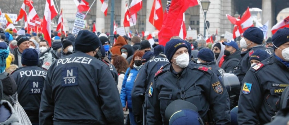 Aşının zorunlu hale geldiği Avusturya'da Covid-19 kısıtlamalarına karşı protestolar devam ediyor
