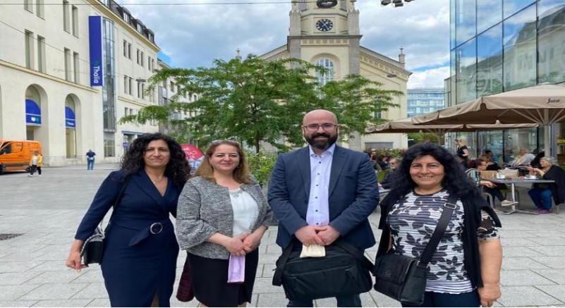 Avusturya alevi kadınlar birliği yaptığı maskeleri ihtiyaç sahiplerine dağıttı