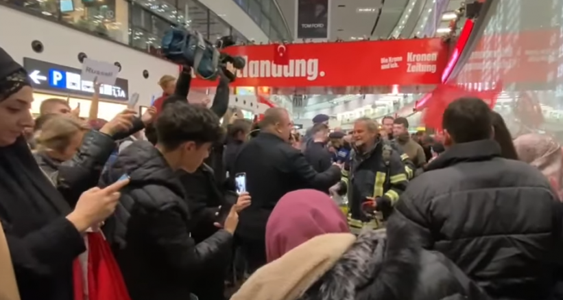 Avusturya arama kurtarma ekibine Viyana'da coşkulu karşılama 