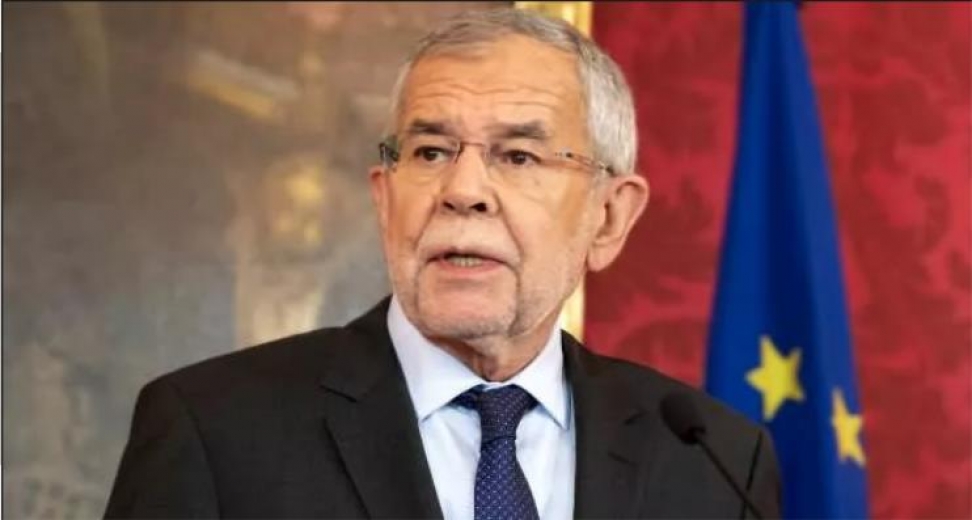 Avusturya Cumhurbaşkanı Alexander Van der Bellen, düşerek yaralandı