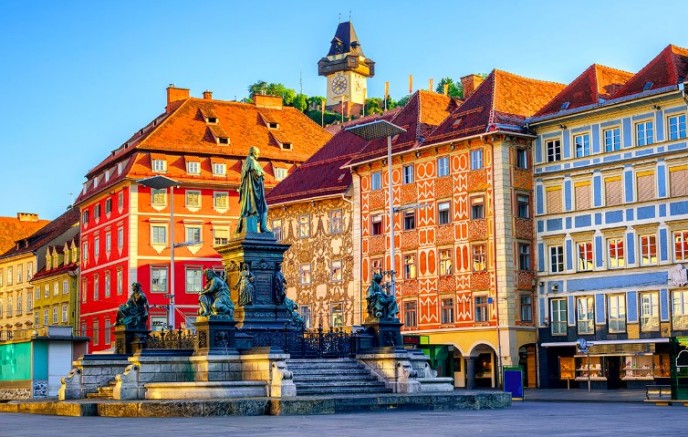 Avusturya’da alışveriş yerleri yeniden açıldı