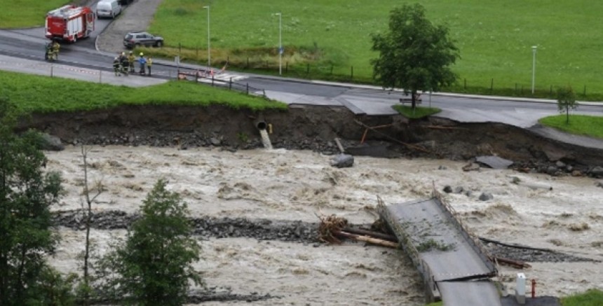 Avusturya'da fırtına ve sel Tirol eyaletinde köprüyü yıktı