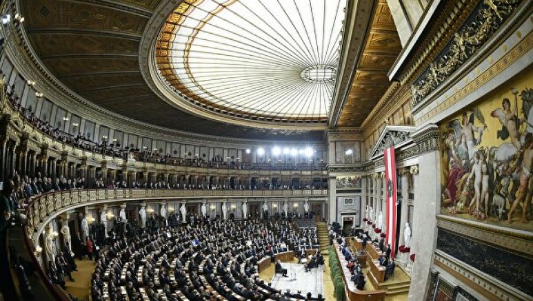 Avusturya Parlamentosu'nda zorunlu aşı yasasını onay 