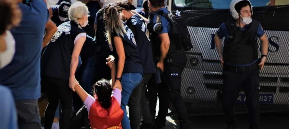 Bankları söktüler arkadaşlarını göz altına aldılar 