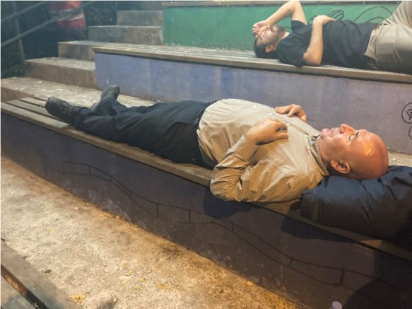 'Barınamıyoruz' deyip sokaklarda sabahlayan öğrencilere CHP’li vekilden destek