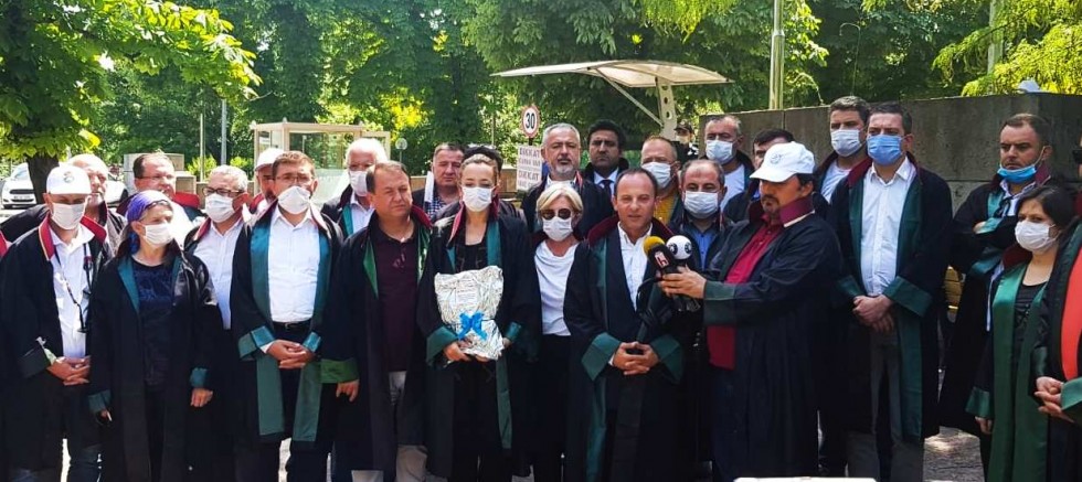 Baro Başkanları Adalet Komisyonu üyelerine düğme ve cübbe hediye etti
