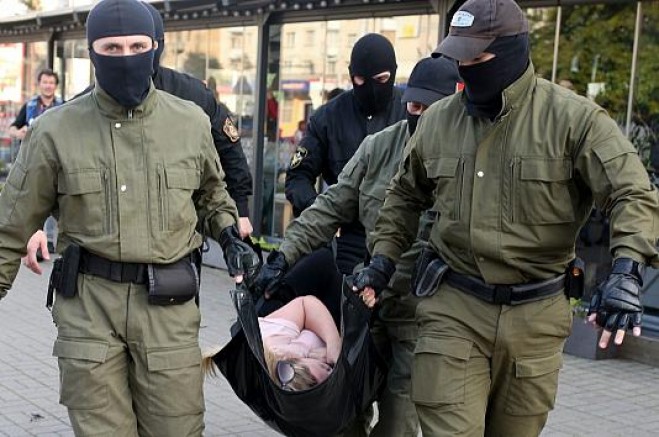 Belarus'ta 300'den fazla kadın gösterici gözaltına alındı