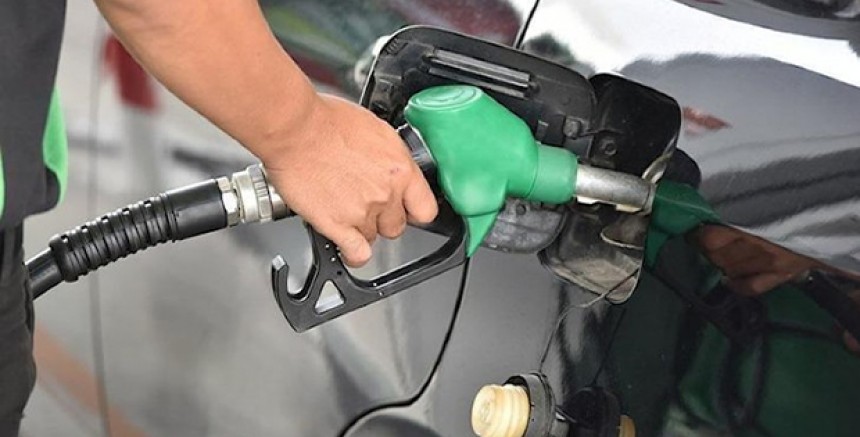 Benzinin litresine 1 lira 55 kuruş yeni zam yapıldı 