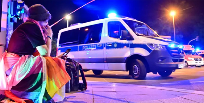 Berlin'de Onur Yürüyüşünde Araç Kalabalığın Arasına Daldı: 1 Ölü, 16 Yaralı