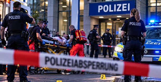 Berlin’de Polis Merkezi Önünde Silahlı Saldırı: 22 Yaşındaki Genç Yaralandı
